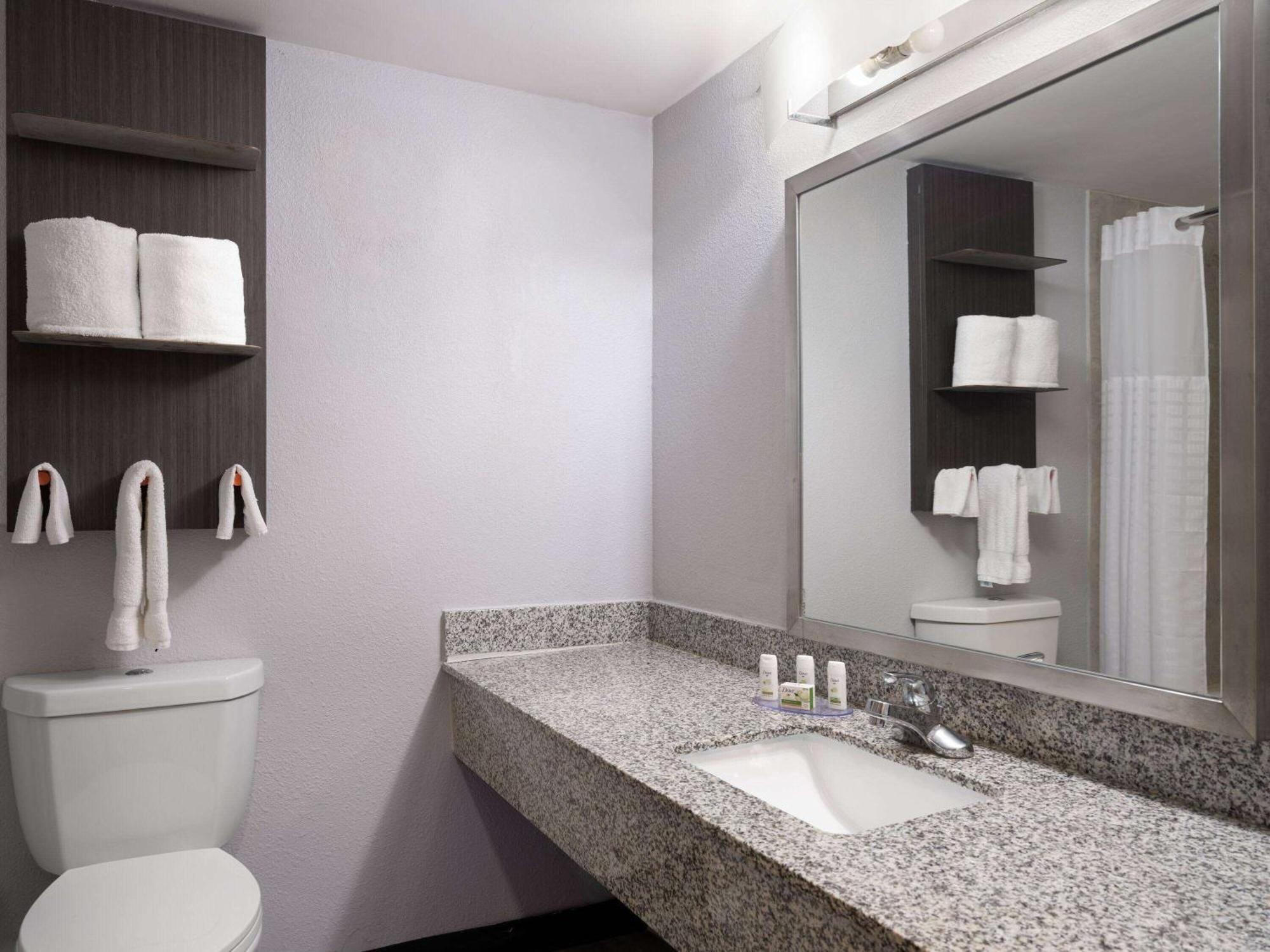 Hotel Baymont By Wyndham East